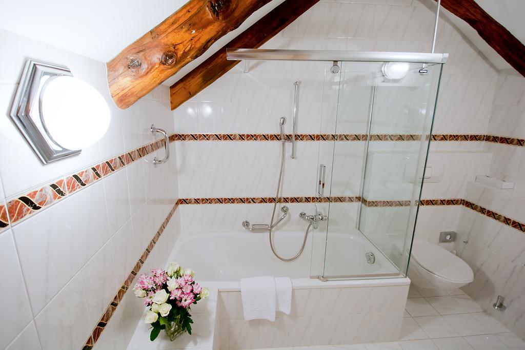 Romantik Hotel Castello Seeschloss أسكونا الغرفة الصورة